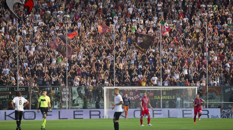 Tanta voglia di Cremo: 500 tifosi grigiorossi in laguna