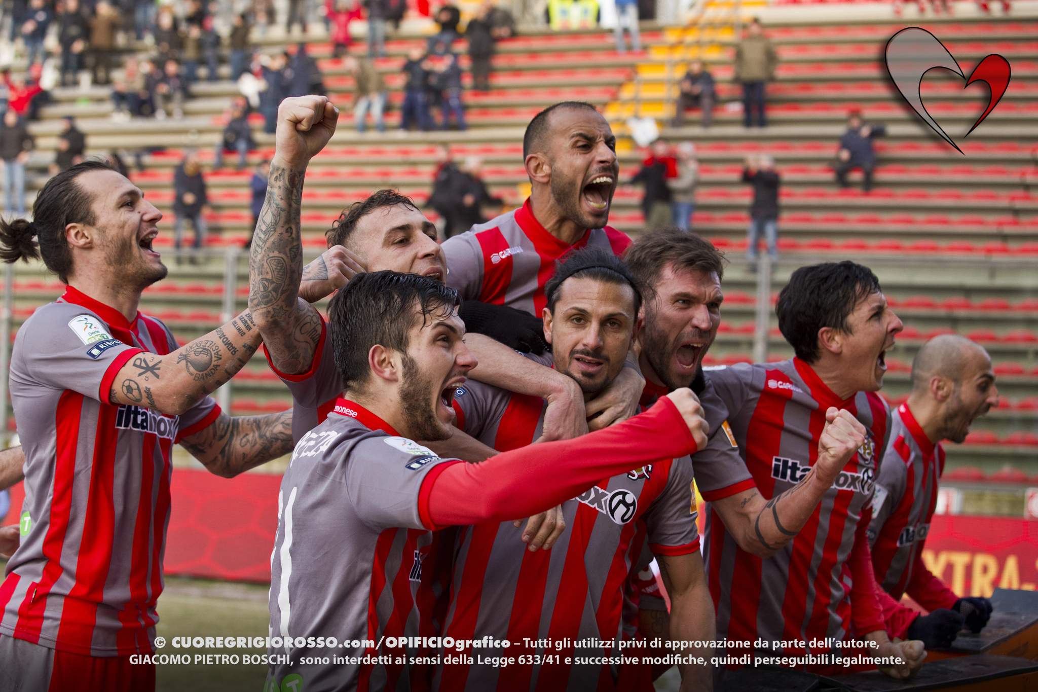Esultanza di gruppo cremonese in cremo palermo per gol di Arini