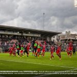 Saluto alla curva, squadra esultante cremo lecce