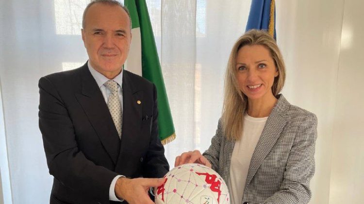 Serie B, un pallone rosso contro la violenza sulle donne