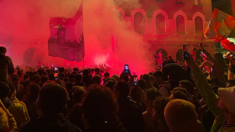 Cremonese, i festeggiamenti in piazza al ritorno da Como