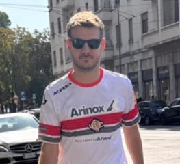 Instagram, Alessandro Cattelan per strada con la maglia della Cremonese!