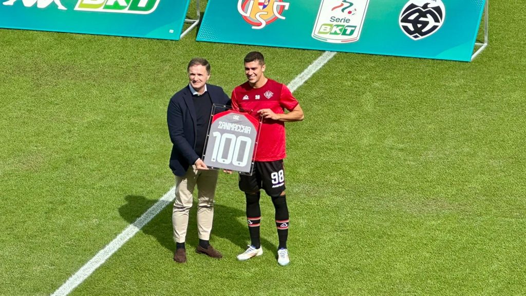 Cremonese, maglia celebrativa a Zanimacchia per le 100 in grigiorosso