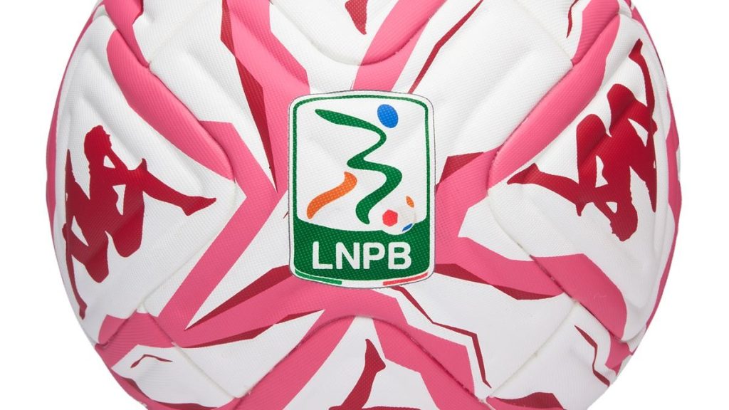 Serie B, ecco il pallone simbolo della lotta contro la violenza sulle donne