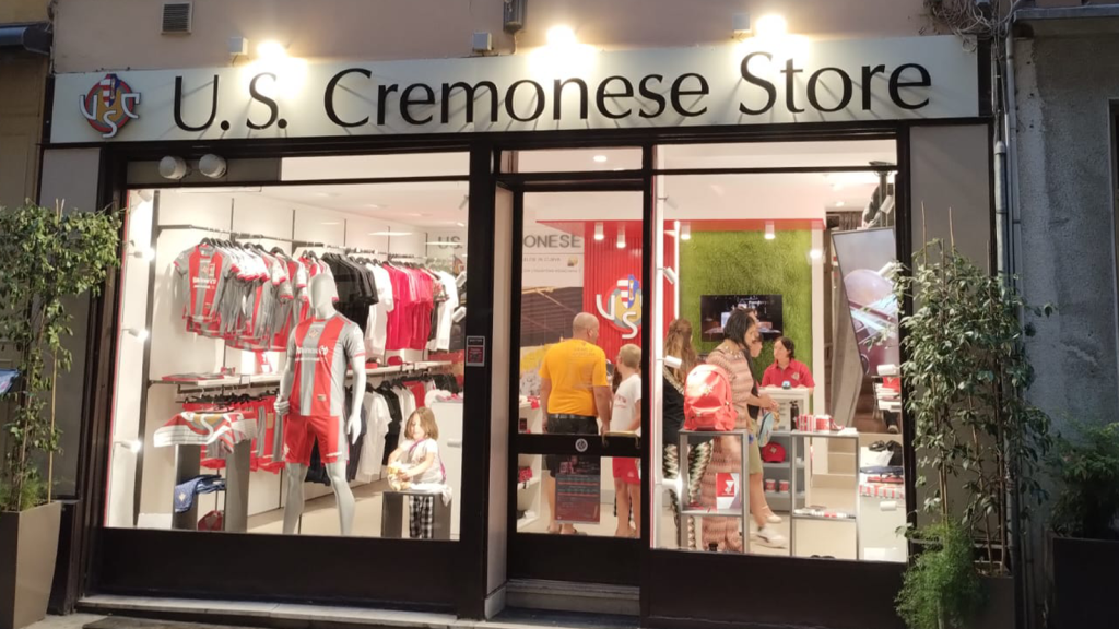 Cremonese, Sanabria incontra i tifosi allo store in centro