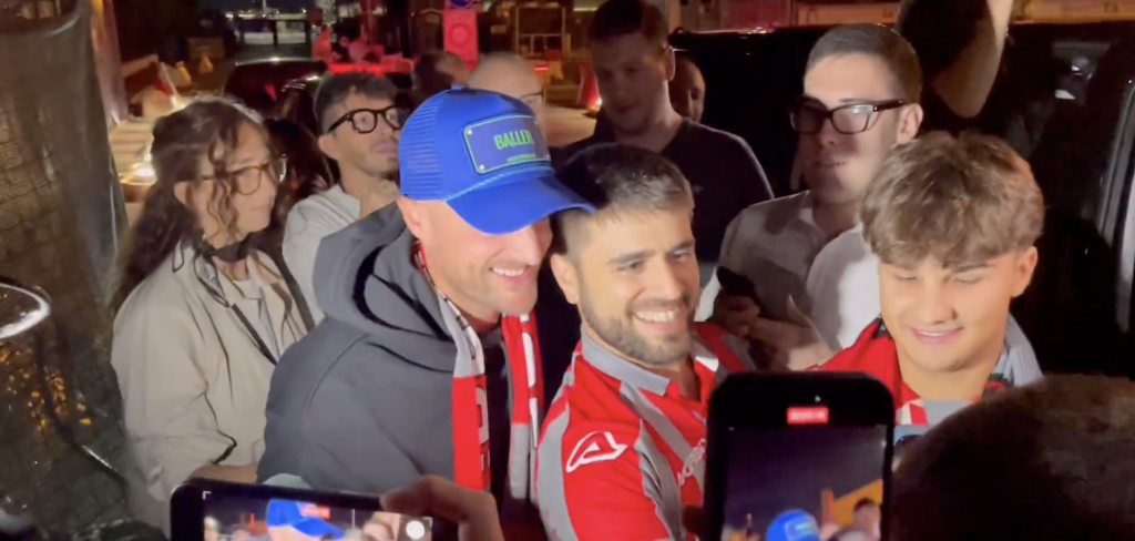 Cremonese, Vardy è atterrato a Linate. Primo bagno di folla grigiorosso!