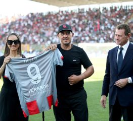 Cremonese, consegnata una maglia speciale all’ex attaccante Neffa