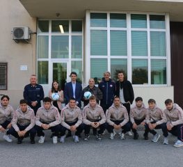 Cremonese, palloni in dono al carcere di Cremona