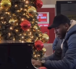 Cremonese, Moumbagna al pianoforte in attesa di prendere il treno (video)