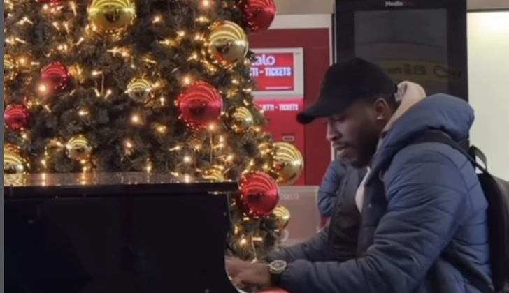 Cremonese, Moumbagna al pianoforte in attesa di prendere il treno (video)