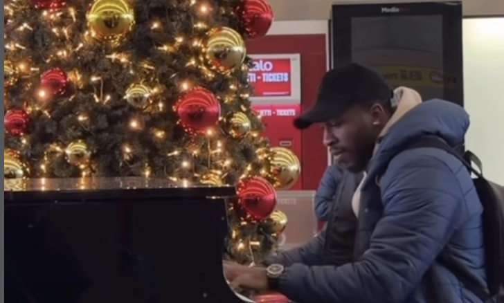 Cremonese, Moumbagna al pianoforte in attesa di prendere il treno (video)